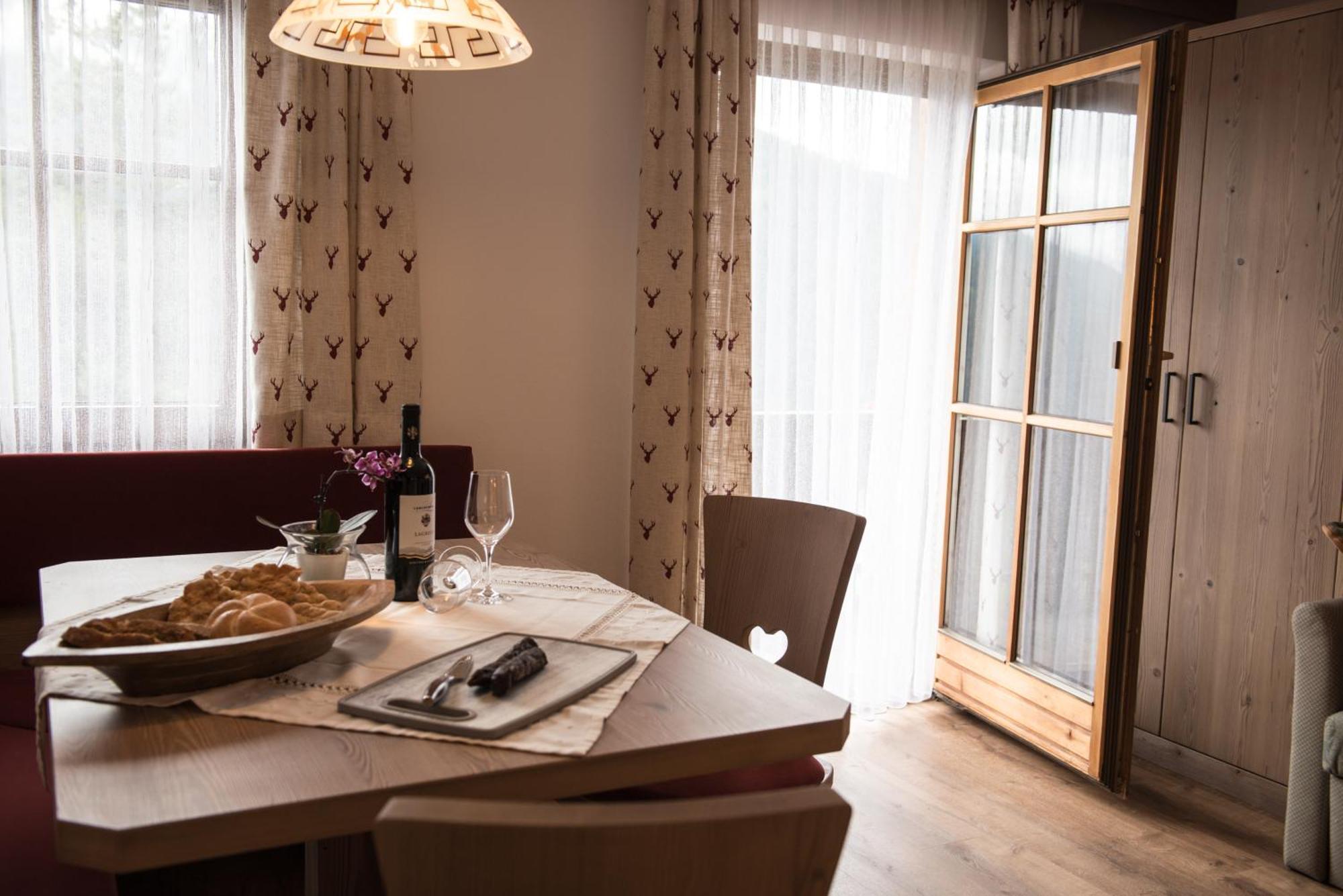 Da Kathi Aparthotel Innichen Exteriör bild